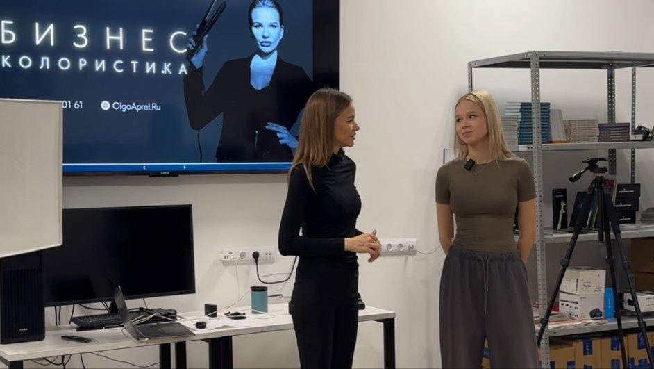Ольга объясняет программу на экране